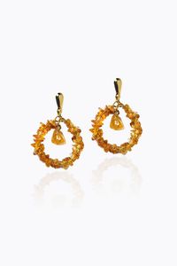 COPPIA DI ORECCHINI - Peso gr 5 5 in oro giallo a forma di cerchi con pepite di ambra