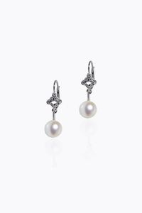 COPPIA DI ORECCHINI - Peso gr 4 8 in oro bianco  a monachella  con due perle giapponesi del diam. di mm 8 2 ca pendenti e diamanti taglio  [..]