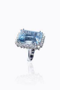 ANELLO - Peso gr 13 Misura 15 (55) in oro bianco con al centro grande acquamarina taglio ottagonale a gradini di ct 18  [..]