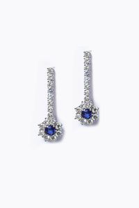 COPPIA DI ORECCHINI - Peso gr 6 4 in oro bianco  pendenti  con diamanti taglio brillante per totali ct 3 20 ca  probabile colore G-H  [..]