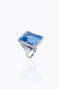 ANELLO - Peso gr 14 4 Misura 11 5 (51 5) in oro bianco con al centro grande acquamarina brasiliana di ct 23 ca; contornata  [..]