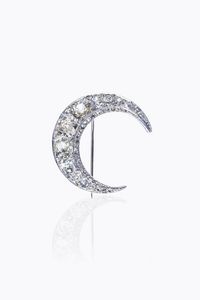 SPILLA - Peso gr 11 Cm 4 in platino  anni '20  a forma di mezzaluna con diamanti taglio brillante di vecchio taglio per  [..]
