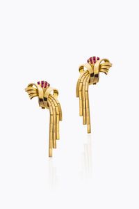 COPPIA DI ORECCHINI - Peso gr 26 8 in oro rosa  anni '40  a clip  con volute terminanti con frange. Rubini sintetici a decoro