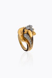 ANELLO - Peso gr 9 5 Misura 18 (58) in oro giallo  anni '40  con foglie e volute disposte a contrari; diamanti taglio  [..]