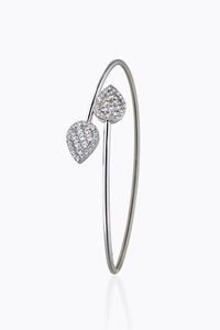BRACCIALE - Peso gr 6 4 rigido  in oro bianco  con terminali a forma di foglie in diamanti taglio brillante per totali ct  [..]