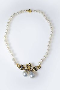 GIROCOLLO - Lunghezza cm 40 composto da un filo di perle scaramazze dal diam. di mm 8 a 8 5 ca; al centro inserto in fiori  [..]