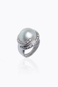 ANELLO - Peso gr 12 3 Misura 15 (55) in oro bianco  firmato Yukiko  con al centro perla mab del diam. di mm 15 5 ca  contornata  [..]