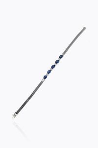 BRACCIALE - Peso gr 12 6 Lunghezza cm 18 in oro bianco  a lisca di pesce  con cinque zaffiri taglio ovale per totali ct 5  [..]