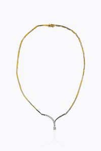 GIROCOLLO - Peso gr 13 3 Lunghezza cm 41 composto da segmenti rigidi in oro giallo e bianco al centro voluta in diamanti taglio  [..]