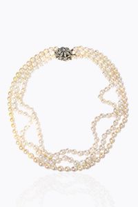 GIROCOLLO - Lunghezza cm 48 composto da tre fili di perle giapponesi del diam. di mm 6 5-7 ca. Chiusura in oro 14 Kt di forma  [..]