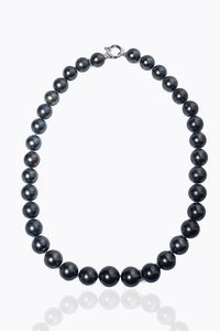 GIROCOLLO - Lunghezza cm 44 5 composto da un filo di perle Tahiti a scalare dal diam. di mm 11 a 13 2. Chiusura ad anello  [..]