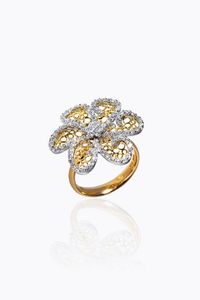 ANELLO - Peso gr 7 7 Misura 15 in oro rosa e bianco  a forma di fiore  con petali traforati ed impreziositi da diamanti  [..]