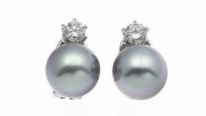 COPPIA DI ORECCHINI - Peso gr 10 7 in oro bianco  a clip  con due perle Tahiti sormontate dal diam di mm due diamanti taglio brillante  [..]