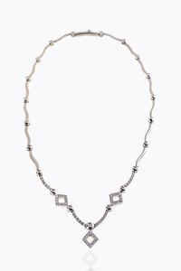 GIROCOLLO - Peso gr 23 4 in oro bianco  composto da segmenti rigidi mossi raccordati da sfere; al centro rombi in diamanti  [..]