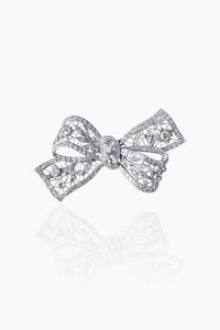 SPILLA - Peso gr 21 4 Cm 3x6 5 in oro bianco  anni '40  a forma di fiocco con diamanti taglio brillante e 8/8 per totali  [..]