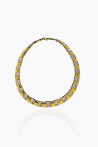 GIROCOLLO - Peso gr 159 5 semirigido  in oro giallo e bianco  composto da segmenti a clessidra alternati con pav di diamanti  [..]