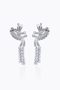 COPPIA DI ORECCHINI - Peso gr 16 in oro bianco 14 Kt  anni '50  a clip  con volute e frange in diamanti taglio brillante per totali  [..]
