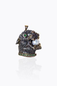 CIONDOLO - Peso gr 31 in oro giallo 14 Kt ed argento  a forma di testa di tigre con perla di acqua dolce tra le fauci; rosette  [..]