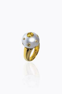 ANELLO - Peso gr 17 8 Misura 5 (45) in oro giallo con al centro perla australiana del diam. di mm 15 8 ca con piccoli diamanti  [..]