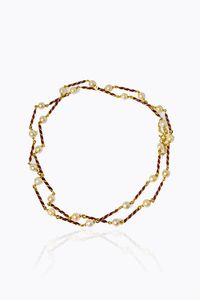 COLLANA - Peso gr 25 5 Lunghezza cm 60 composta da segmenti rigidi lavorati a torchon in smalto bordeaux alternati a perline  [..]