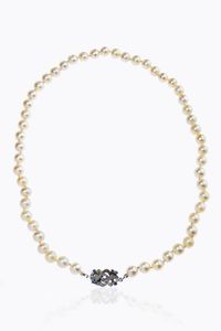 GIROCOLLO - Lunghezza cm 48 composto da un filo di perle giapponesi (difetti) del diam di mm 7 7 a 8 ca. Chiusura in oro bianco  [..]
