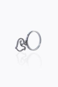 ANELLO - Peso gr 3 6 Misura 13 (53) in oro bianco  sommit con charms pendente a forma di galletto con diamanti taglio  [..]