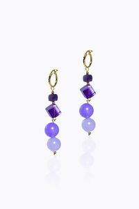 COPPIA DI ORECCHINI - Peso gr 15 5 pendenti  in oro giallo  con cubi di ametiste  e sfere di giada nei toni del viola del diam. di mm  [..]