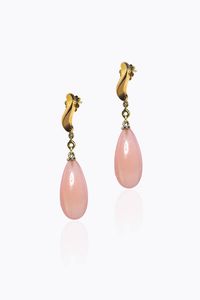 COPPIA DI ORECCHINI - Peso gr 9 6 pendenti  in oro giallo  con due gocce di quarzo rosa cabochon