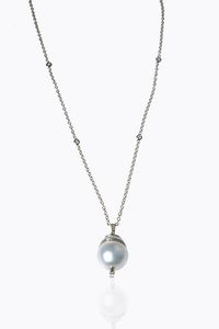 CATENA CON CIONDOLO - Peso gr 13 8 in oro bianco con perla australiana a pera; al centro fila di diamanti taglio 8/8 per totali ct c [..]