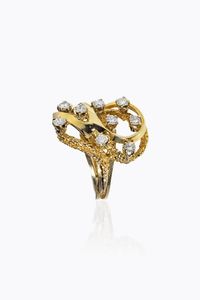 ANELLO - Peso gr 11 2 Misura 16 (56) in oro giallo 9 Kt lucido e satinato  sommit a voluta  con diamanti taglio brillante  [..]