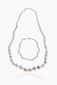 LOTTO DI DUE GIOIELLI - Lunghezza cm 34 e 97 composto da collana e girocollo con sfere di pietre dure (difetti). Distanziali e chiusure  [..]