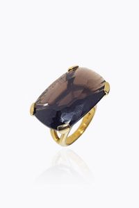 ANELLO - Peso gr 16 8 Misura 17 (57) in oro giallo con grande quarzo fum sfaccettato taglio ovale