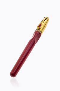 CLETO MUNARI - Stilografica firmata Cleto Munari. Corpo in resina color corallo; cappuccio dorato. Disegnata da Oscar Tusquets  [..]