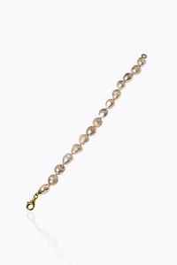 BRACCIALE - Lunghezza cm 19 composto da un filo di perle scaramazze. Chiusura a moschettone in oro giallo
