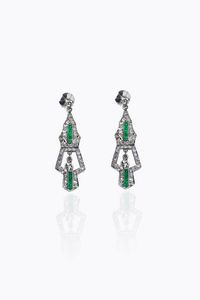 COPPIA DI ORECHINI - Peso gr 11 9 in platino  in stile anni '20  di forma geometrica  con smeraldi taglio carr per totali ct 0 60  [..]