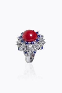 ANELLO - Peso gr 14 Misura 14 (54) in oro bianco 14 Kt  sommit a cespuglio  con al centro semisfera di corallo rosso mediterraneo  [..]