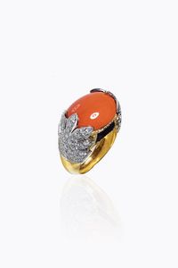 ANELLO - Peso gr 14 6 Misura 17 (57) in oro giallo  sommit con corallo color salmone cabochon trattenuto da griffes a  [..]