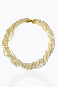 COLLANA - Lunghezza cm 50 composta da otto fili di perle di acqua dolce. Chiusura in oro giallo a fiocco