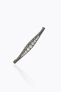 SPILLA - Peso gr 9 2 Lunghezza cm 8 in oro a bassa caratura ed argento  a barretta  XIX secolo  con perle centrali e diamanti  [..]