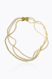 COLLANA - Lunghezza cm 44 composta da tre fili di perle cipolline. Chiusura in oro giallo a fiocco