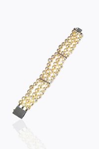 BRACCIALE - Lunghezza cm  19 composto da tre fili di perle scaramazze di acqua dolce. Chiusura e distanziali in oro bianco