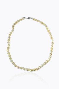 GIROCOLLO - Lunghezza cm 50 composto da un filo di perle giapponesi del diam. di mm 8 e 8 5. Chiusura in oro bianco a sfer [..]