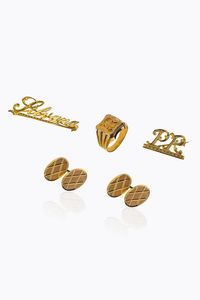 LOTTO DI QUATTRO GIOIELLI - Peso gr 21 9 composto da: -Coppia di gemelli in oro giallo  di forma ovale lavorati a rombi. Peso gr 8 2 -Spilla  [..]