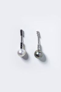 COPPIA DI ORECCHINI - Peso gr 6 4 in oro bianco  con segmenti rigidi  impreziositi da diamanti taglio brillante di colore nero e bianco  [..]