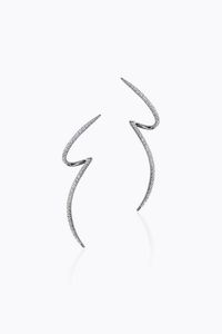 COPPIA DI ORECCHINI - Peso gr 4 1 in oro bianco  pendenti  con motivo a nastro in diamanti taglio brillante per totali ct 0 56 ca  probabile  [..]