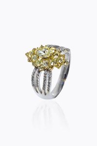 ANELLO - Peso gr 8 2 Misura 23 (63) in oro bianco e giallo  al centro diamante taglio navette di ct 0 50 ca e contorno  [..]