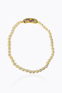 REPOSSI - Lunghezza cm 42 Collana composto da un filo di perle giapponesi del diam. di mm 8 ca. Chiusura in oro giallo   [..]
