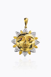 CIONDOLO - Peso gr 28 2 Cm 4 5 in oro giallo e bianco  a forma di sole stilizzato  con diamanti taglio brillante per totali  [..]