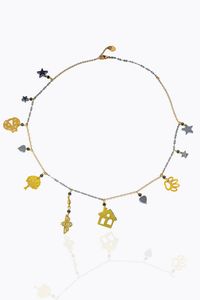 GIROCOLLO - Peso gr 8 in oro giallo e bianco con charms pendenti a forma di casetta  zampa  albero  ape  coccinella e stelline  [..]