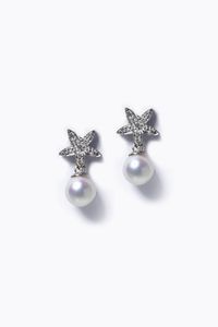 COPPIA DI ORECCHINI - Peso gr 3 6 in oro bianco con stelle ai lobi in diamanti taglio brillante per totali ct 0 16 ca  probabile colore  [..]